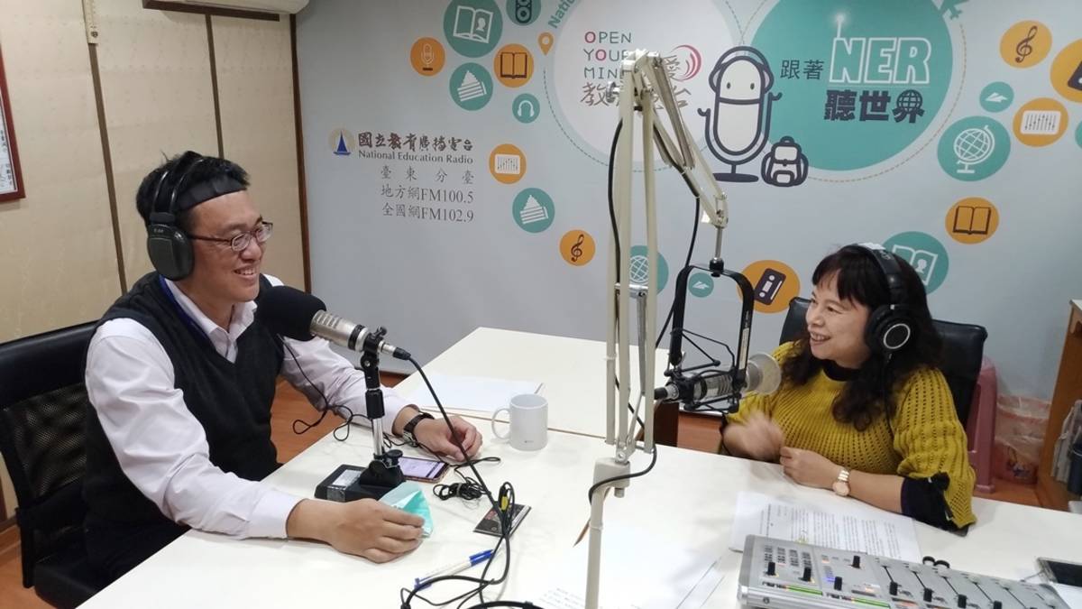 部東醫院心理師周牛莒光(左)接受教育電臺臺東分臺節目專訪時，呼籲民眾勿因「口罩焦慮」影響日常生活，並提供民眾舒緩焦慮的簡單方法。

