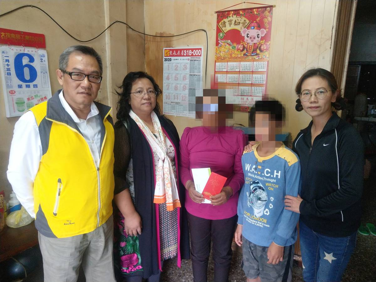 救國團臺東縣團委會關懷經濟弱勢家庭，日前由總幹事林耀埜帶領成員前往羅同學家中慰問，並致贈愛心急難扶助金5000元及民生用品。