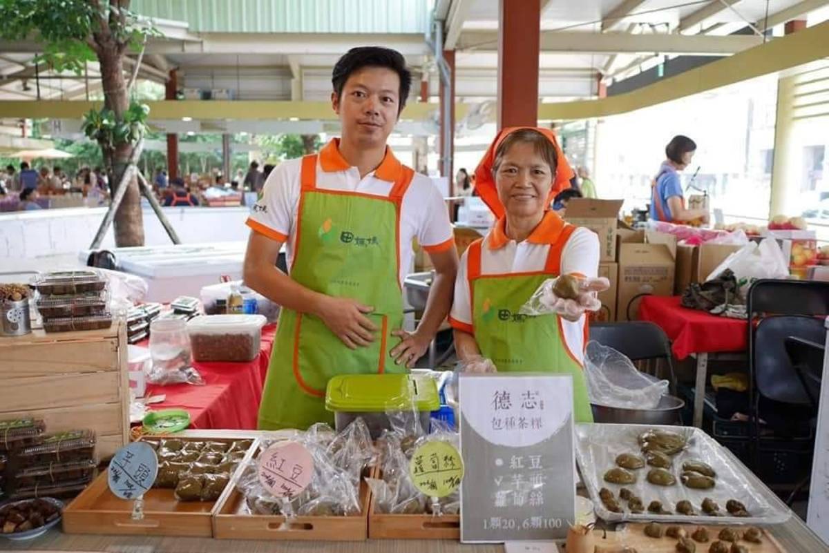 鐘晨瑞(左1)與媽媽一起展示自家的茶粿