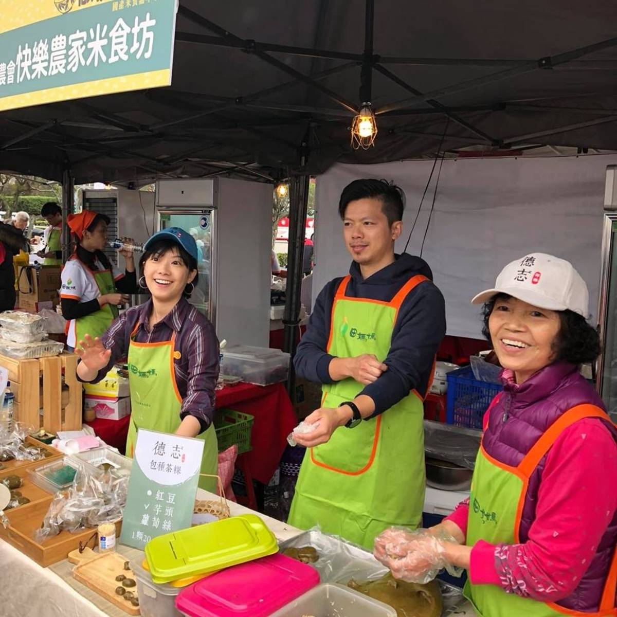 鐘晨瑞(中間)與姐姐及媽媽一起推廣手工製作的茶食