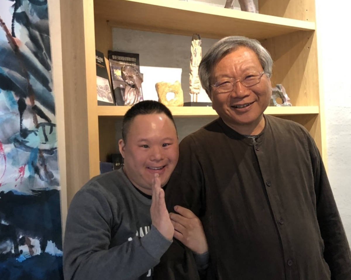 國立臺東大學人文學院院長林永發(右)說，冠廷的創作常給他一些啟發。
