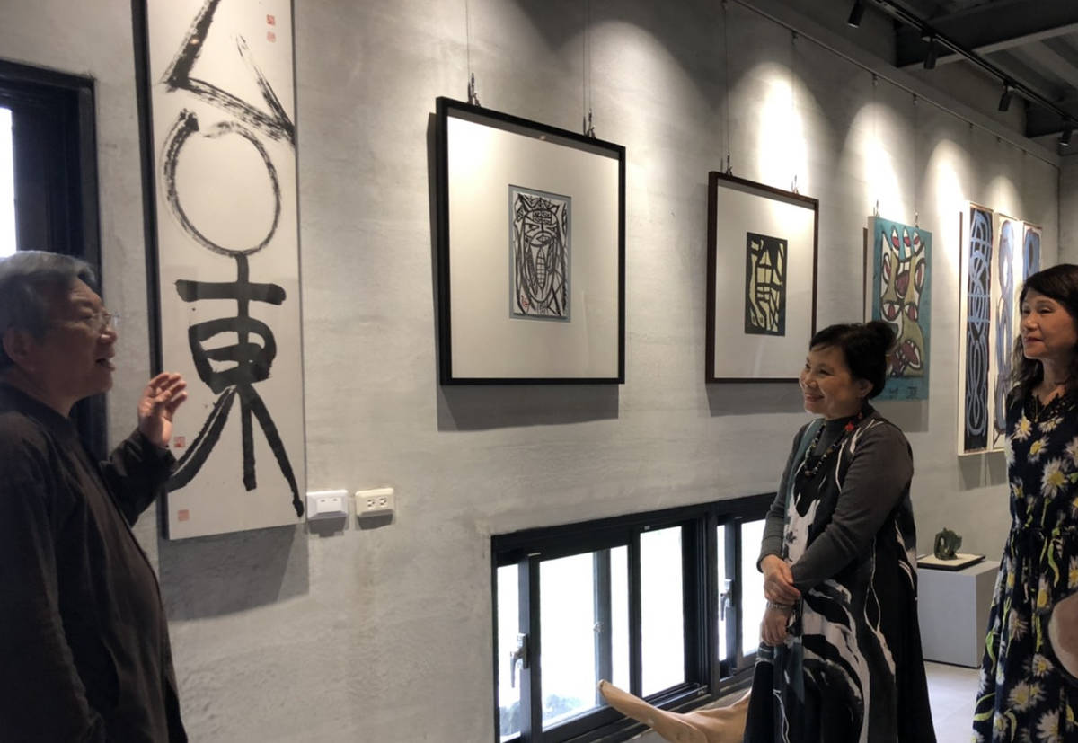 林永發院長為民眾導覽無盡山房裡的展示作品