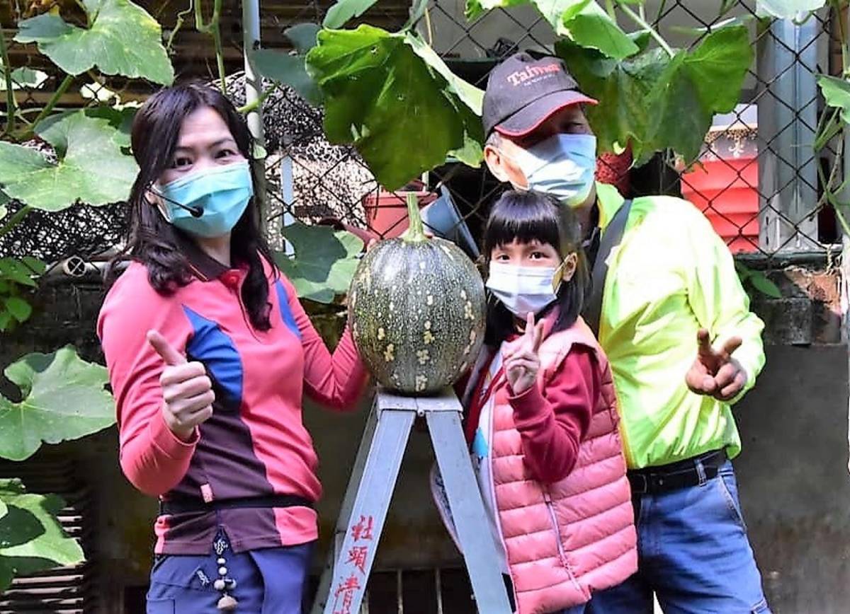 梁秀琴(左)推動清水岩小旅行頗受好評。(圖片來源：梁秀琴)