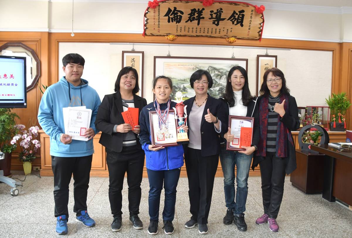 二林工商陳怡津同學(左3)參加全國青年盃健力錦標賽勇奪4金打破3項紀錄