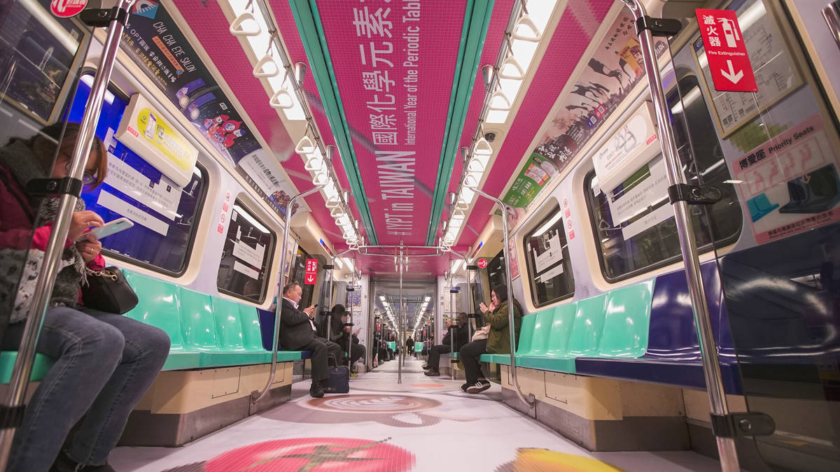 化學週期表登北捷彩繪列車 歡迎合照抽獎