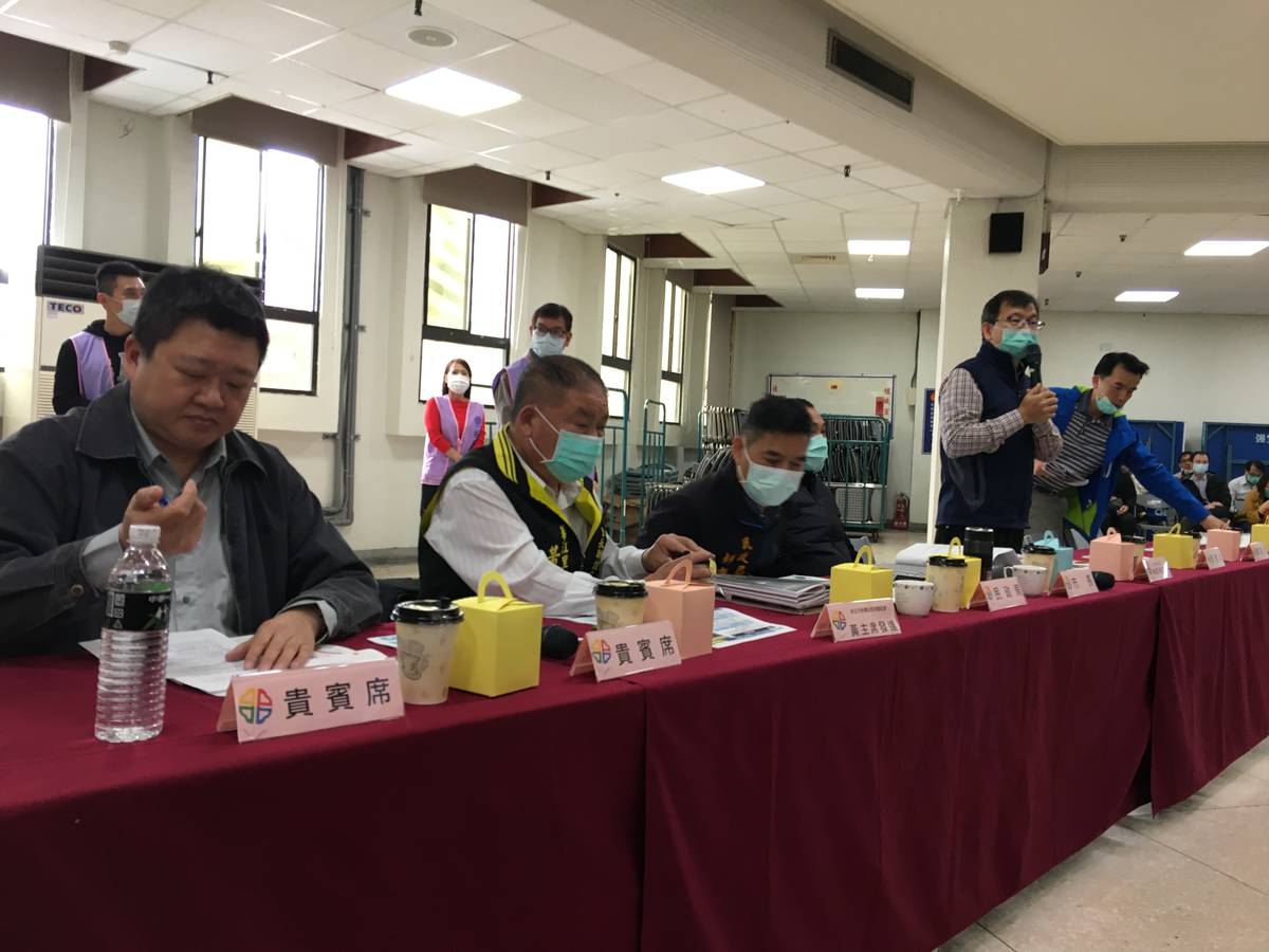 板橋區區長林耀長回應里長問題