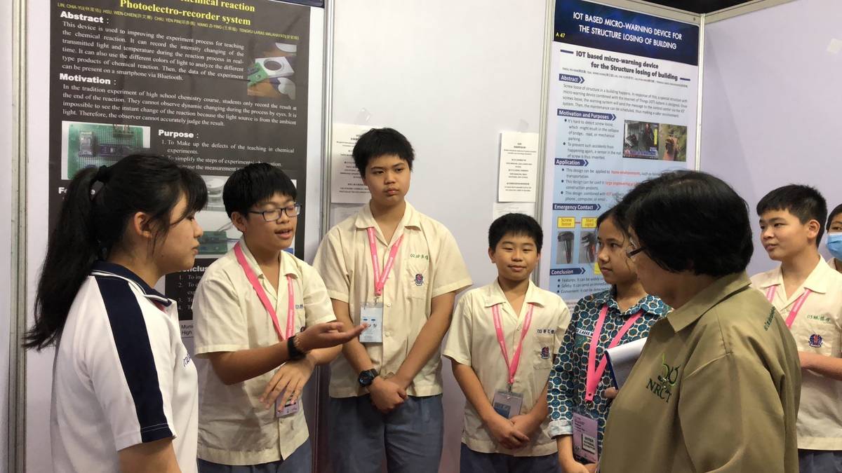 學生向評審解說動態化學反應測量系統作品