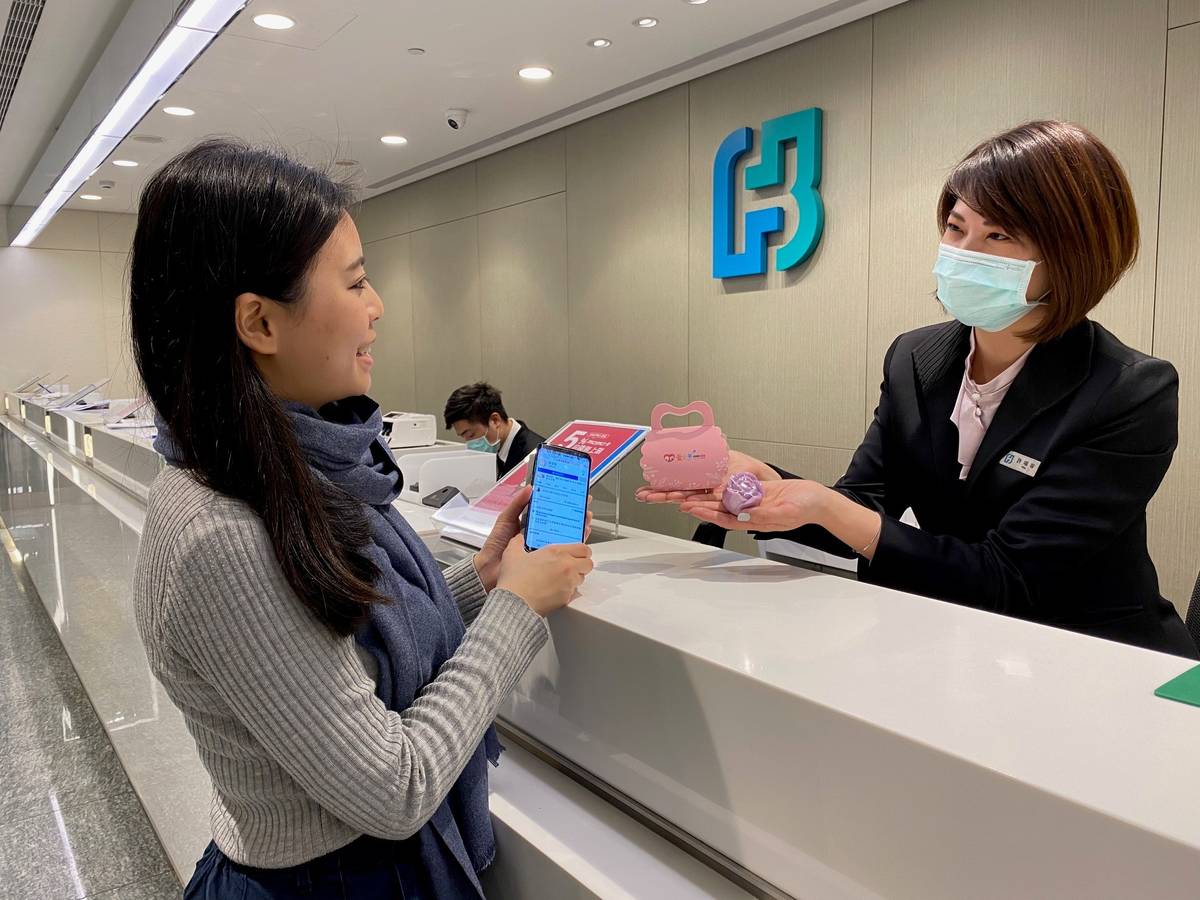 臺北富邦銀行熱心訂購2000顆唐寶寶親手製作的「花漾玫瑰皂」，在情人節這天，客戶只要透過參與活動就能獲得一顆「花漾玫瑰皂」