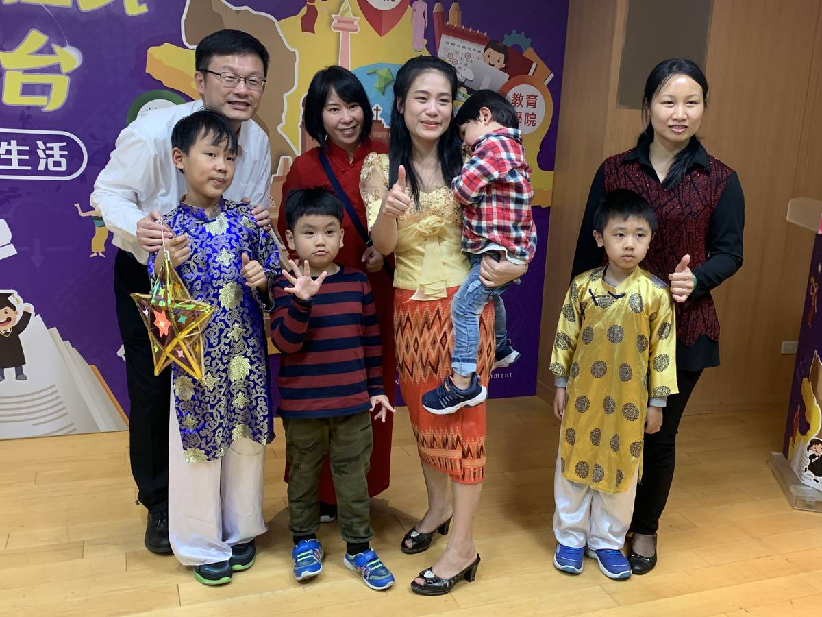 教育局長張明文與新住民合影