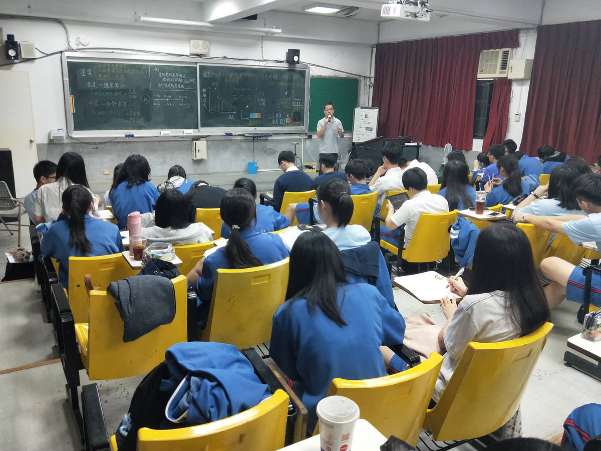 新北市設置隨班附讀諮詢窗口，全力協助中港澳回臺學生新北市學生(學生上課示意圖 )
