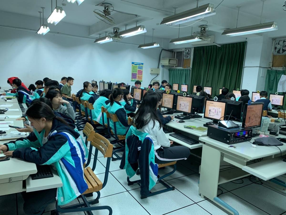 新北市設置隨班附讀諮詢窗口，全力協助中港澳回臺學生新北市學生(學生上課示意圖 )
