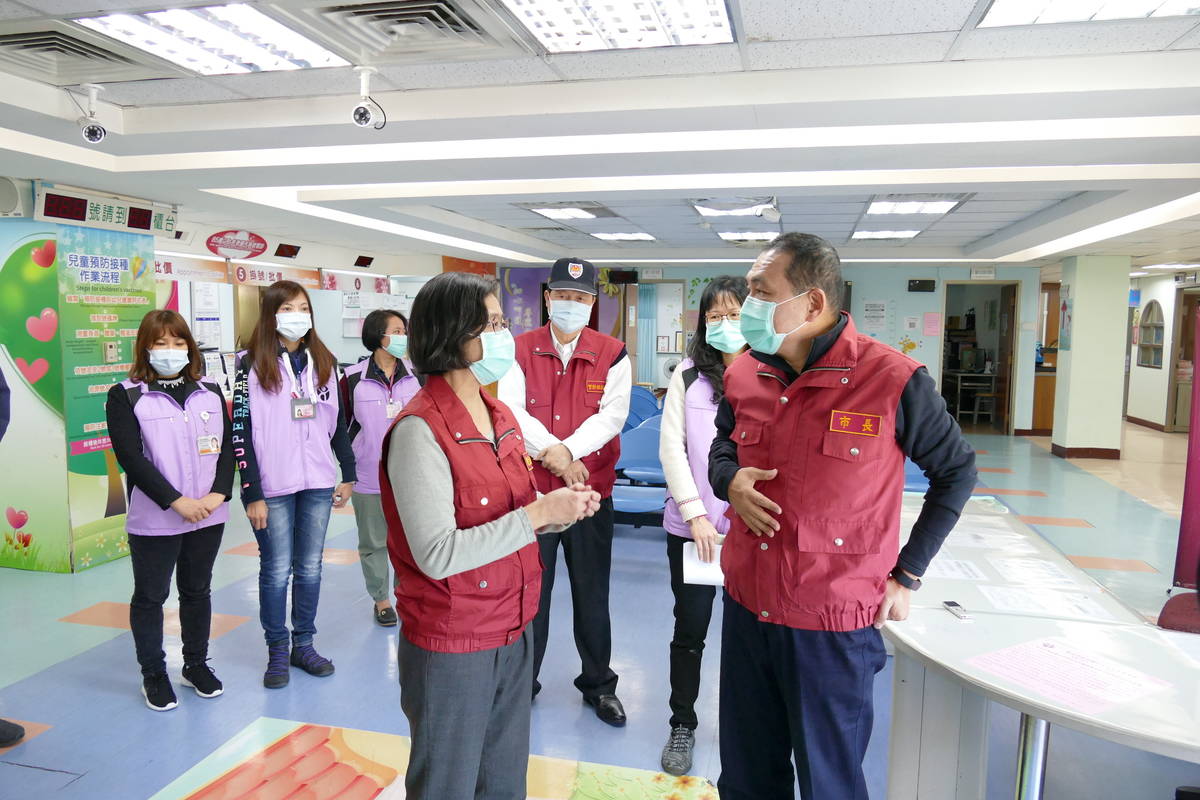 新北市長侯友宜日前至板橋衛生所瞭解防疫情形