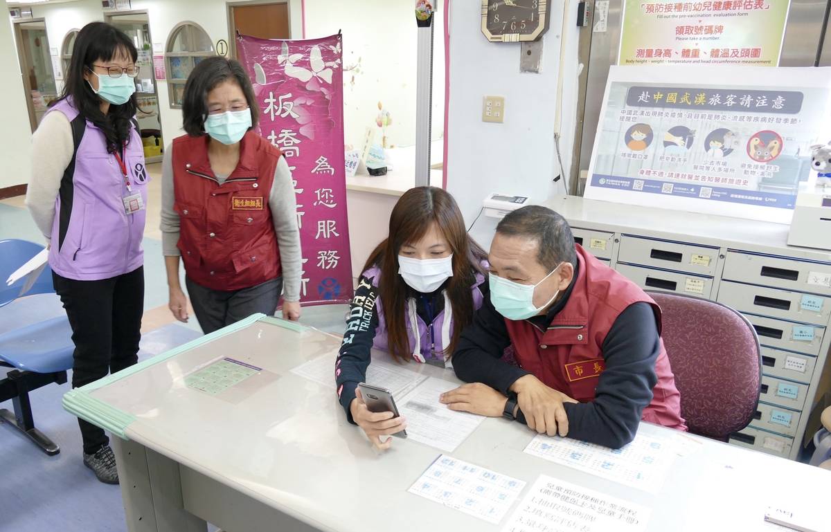新北市長侯友宜以手機視訊方式與居家隔離者對談