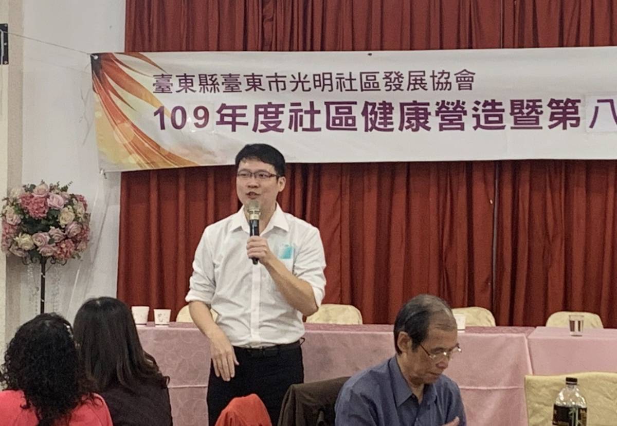 臺北榮民總醫院臺東分院傳統醫學科醫師顏慶仁，教導民眾簡易的穴位按摩，改善日常不適症狀。