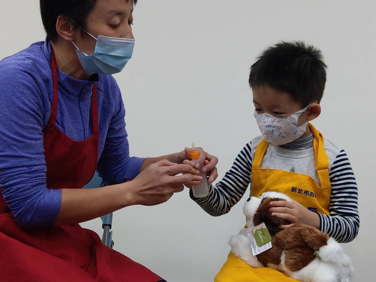 動保小小兵學習如何照顧幼年毛寶貝