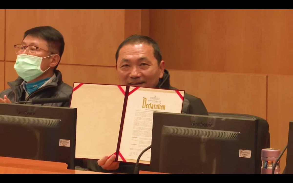 新北市長侯友宜親自簽署由紐約市發起的「地方自願檢視報告」宣言