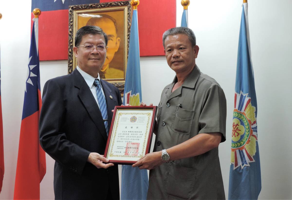 李正喜(右)退伍後創業有成並積極回饋國家和照顧軍眷與同袍(圖片來源：榮服處)