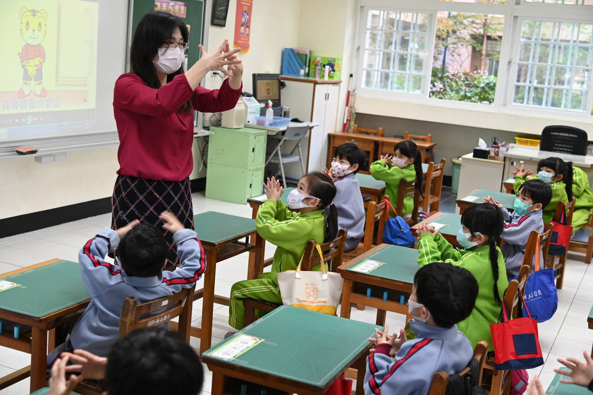 老師在晨間時間教導學生勤洗手及要訣