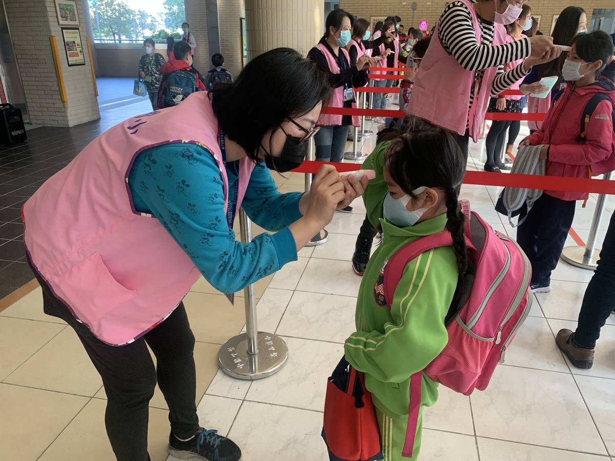 每位學生入校前都須量測體溫