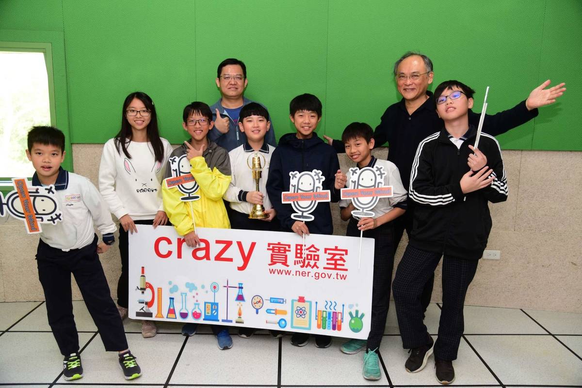頭家國小團隊與主持人合影