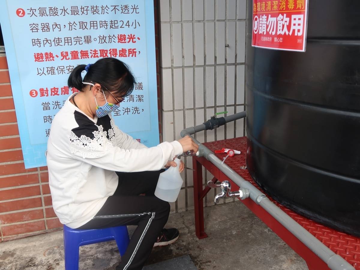 民眾取用次氯酸水