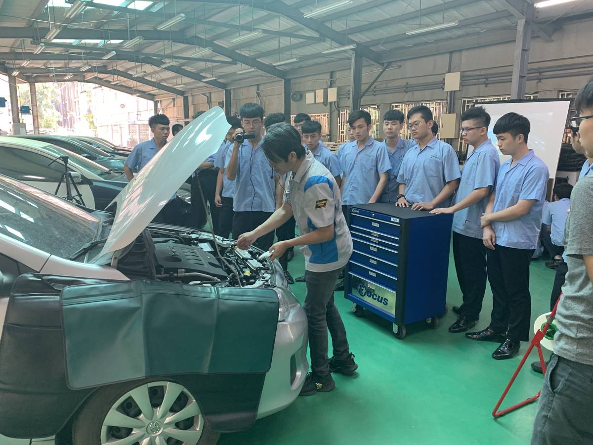 汽車科業師於彰師附工動力機械群科中心內的協同教學