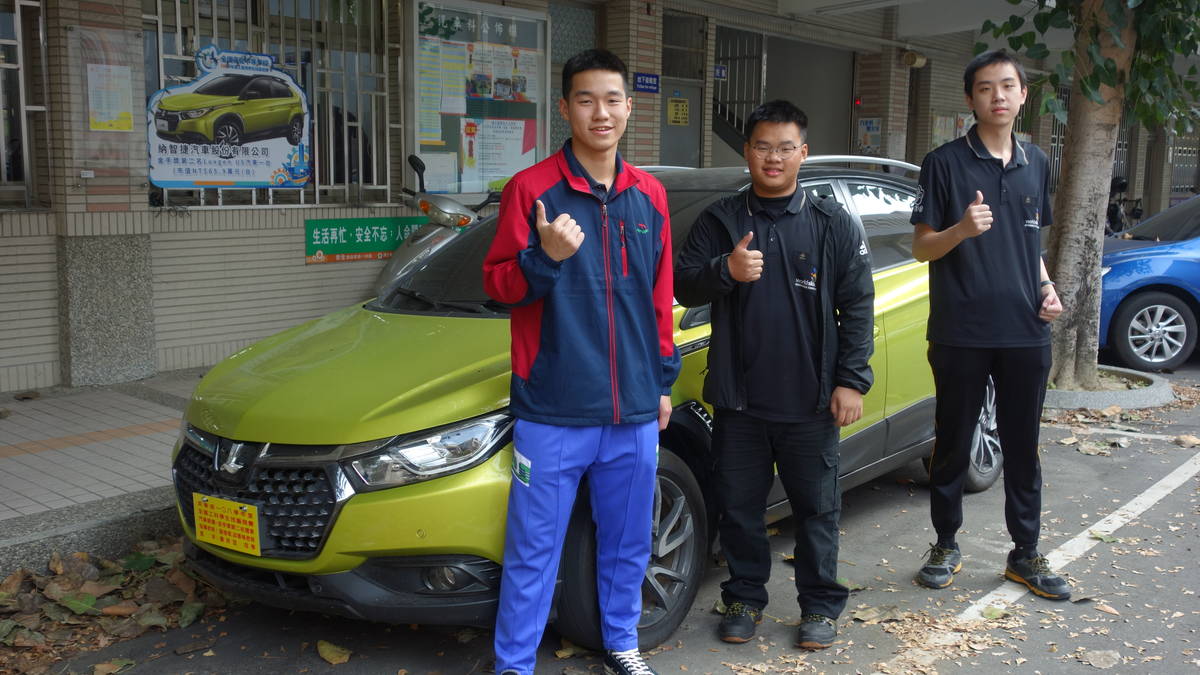 參加教育部108全國學生技藝競賽獲得汽車修護職類金手獎第二名詹許堃同學(左一)、金手獎第七名王得和同學(左二)與金手獎二名獎品納智捷實習汽車1部合影
