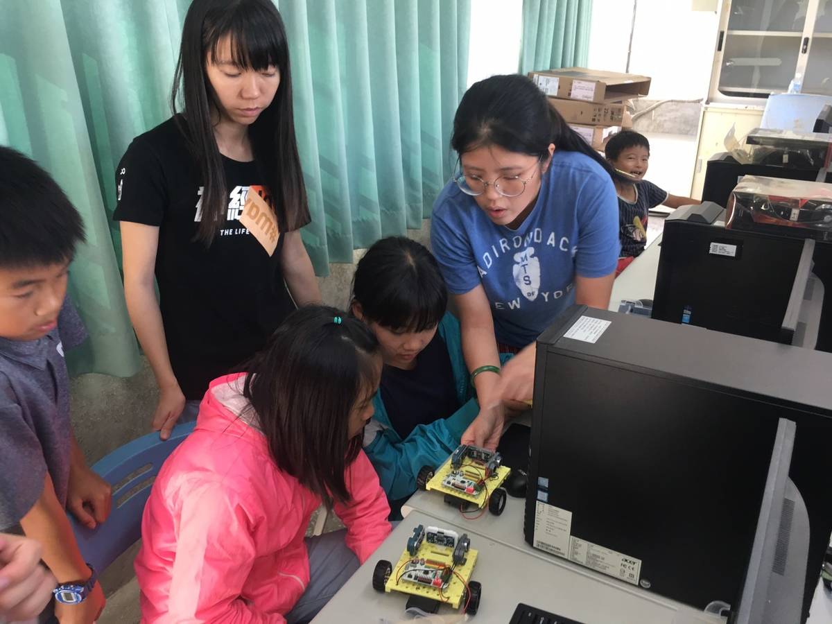 東大數位志工團協辦臺東縣行動學習數位列車計畫，與縣內國小合作，執行自走車程式教育、看見臺東數位攝影課程等，協助孩童多元探索。