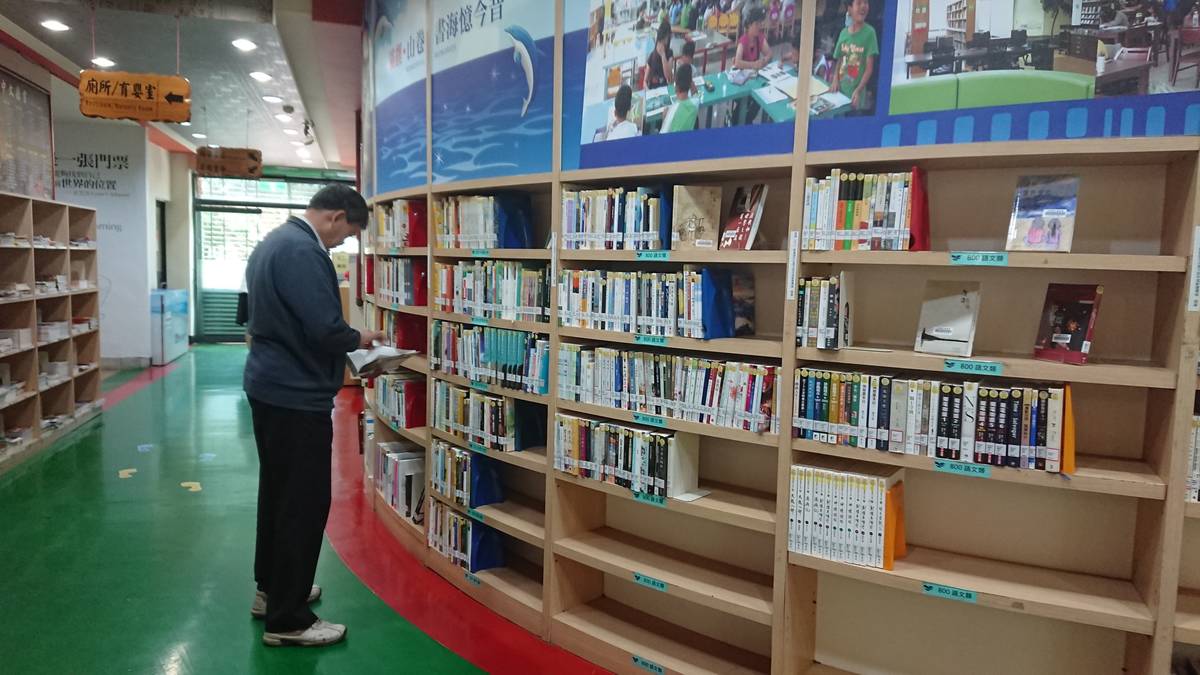 成人縣民翻閱圖書（圖片來源：苗栗縣政府圖書資訊科）
