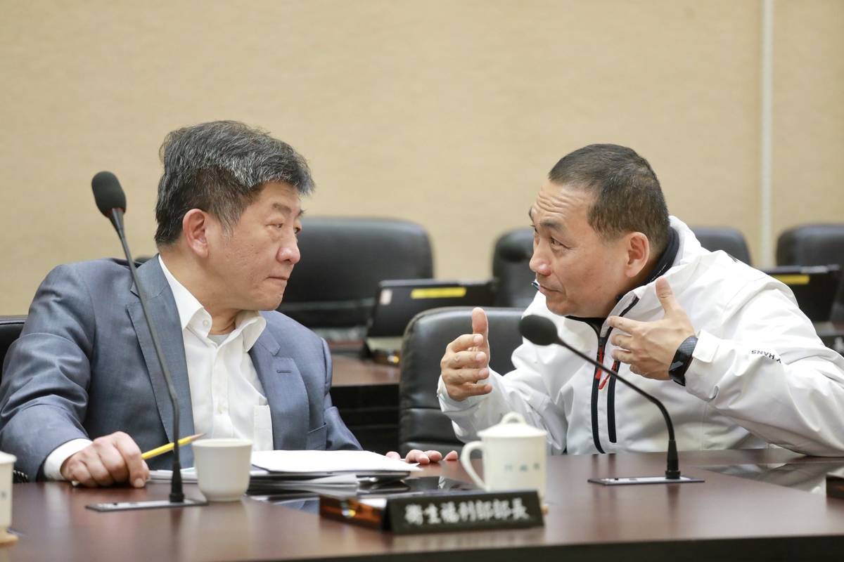 新北市長侯友宜赴行政院會向衛福部長陳時中提供相關防疫建議
