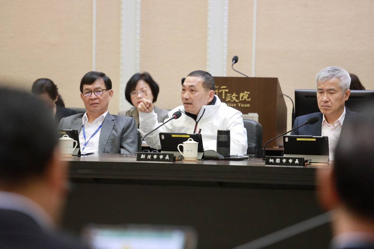 新北市長侯友宜赴行政院會建議中央將防疫層級提高為一級 蘇院長當場裁示升級