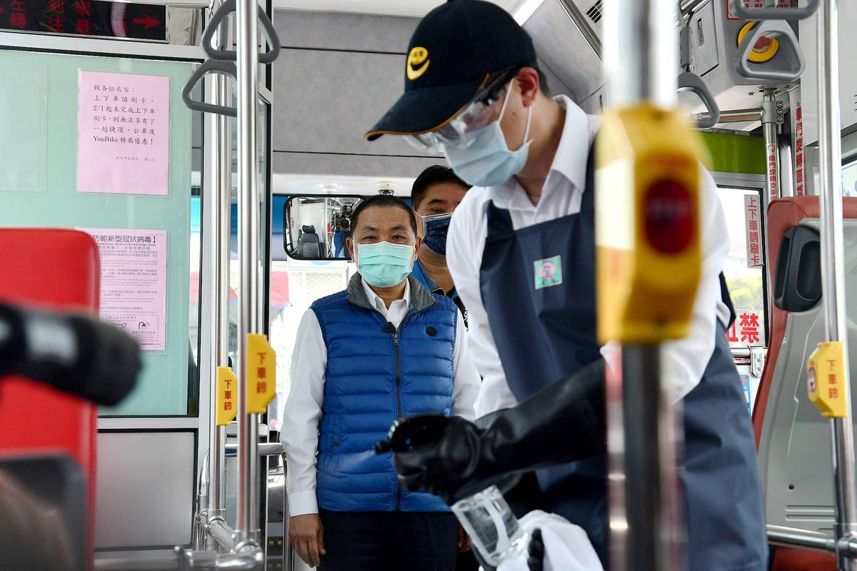 侯友宜市長視察新北大眾運輸清潔消毒作業