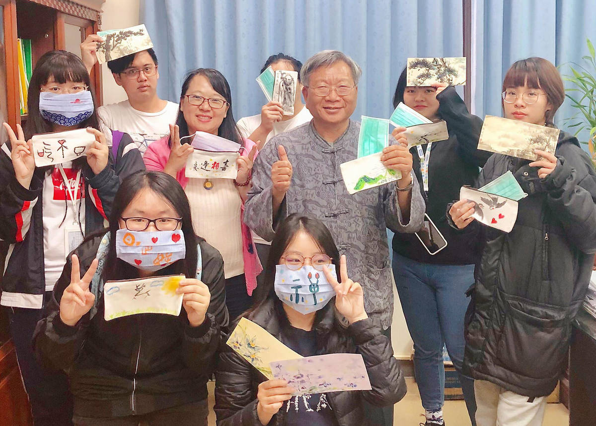 國立臺東大學人文學院林永發院長(右三)和華語系老師劉靜宜，帶領學生創作口罩布套彩繪等文創品。