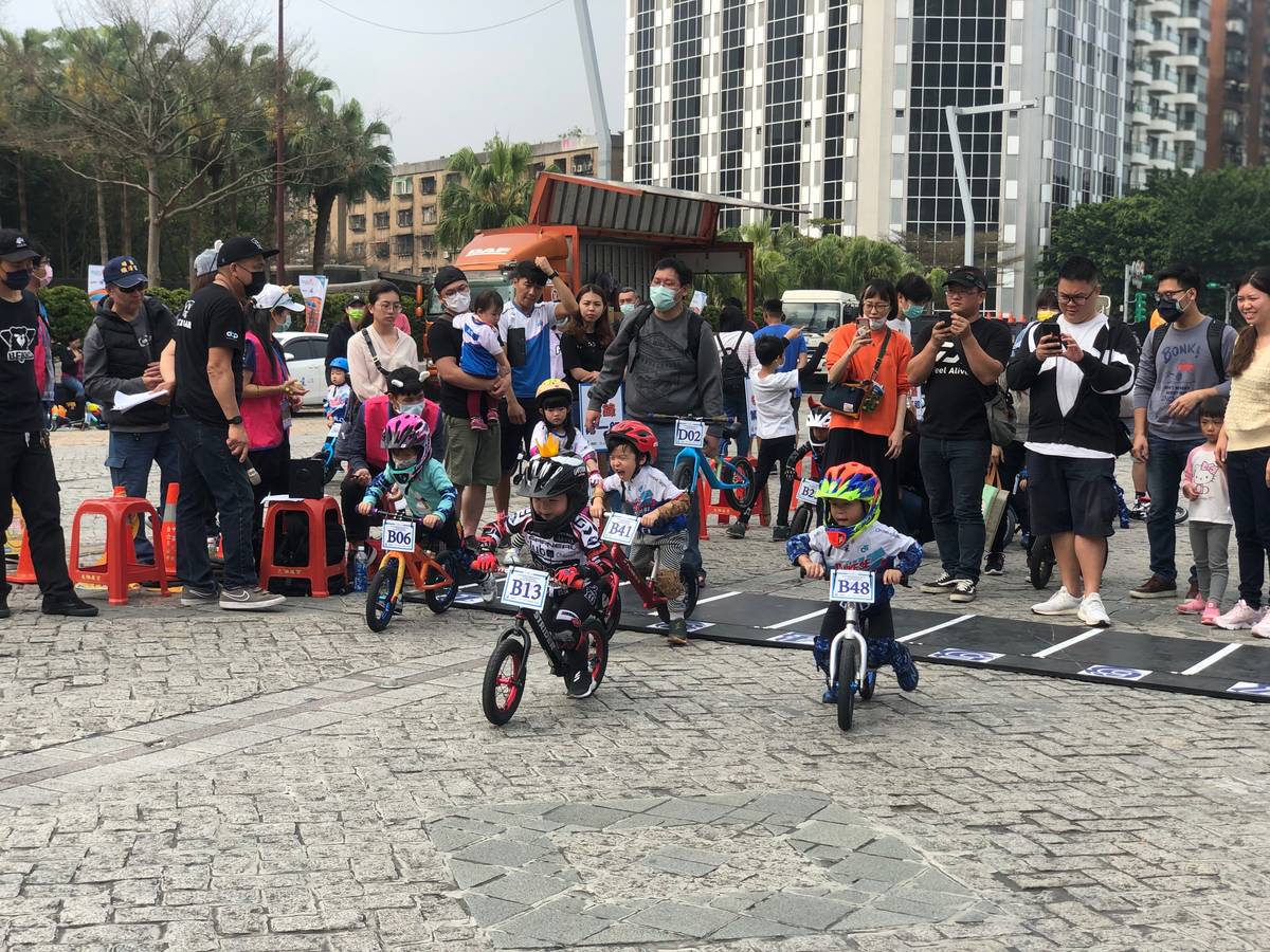 可愛的小車手們在進行push bike的比賽