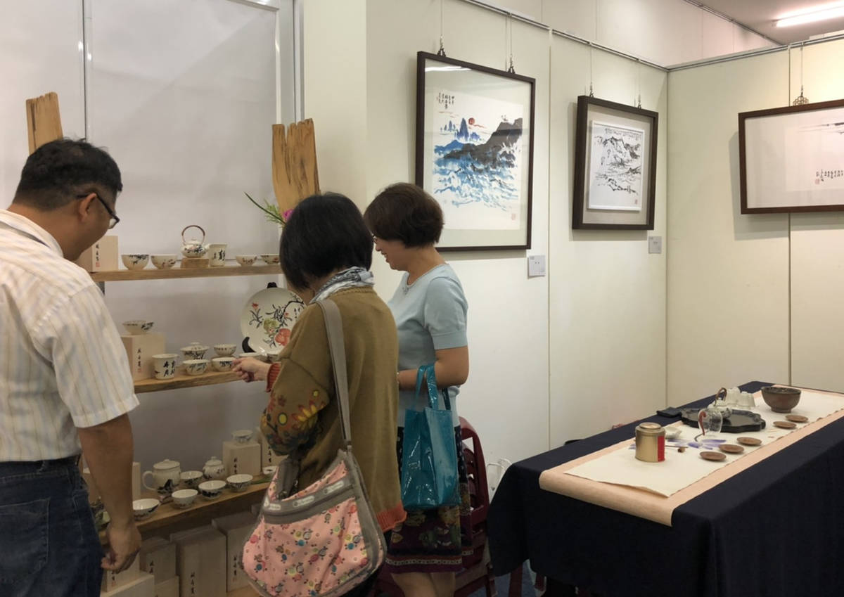 林永發水墨個展展場中，有許多藝術生活化的文創品，讓參觀者愛不釋手。