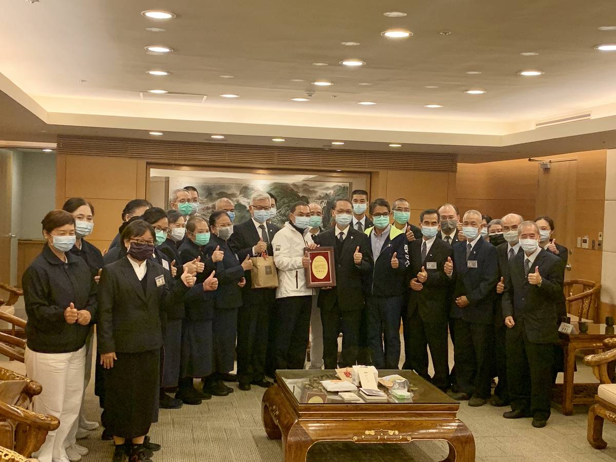 慈濟捐贈新北6000份「安心祝福包」 大合影
