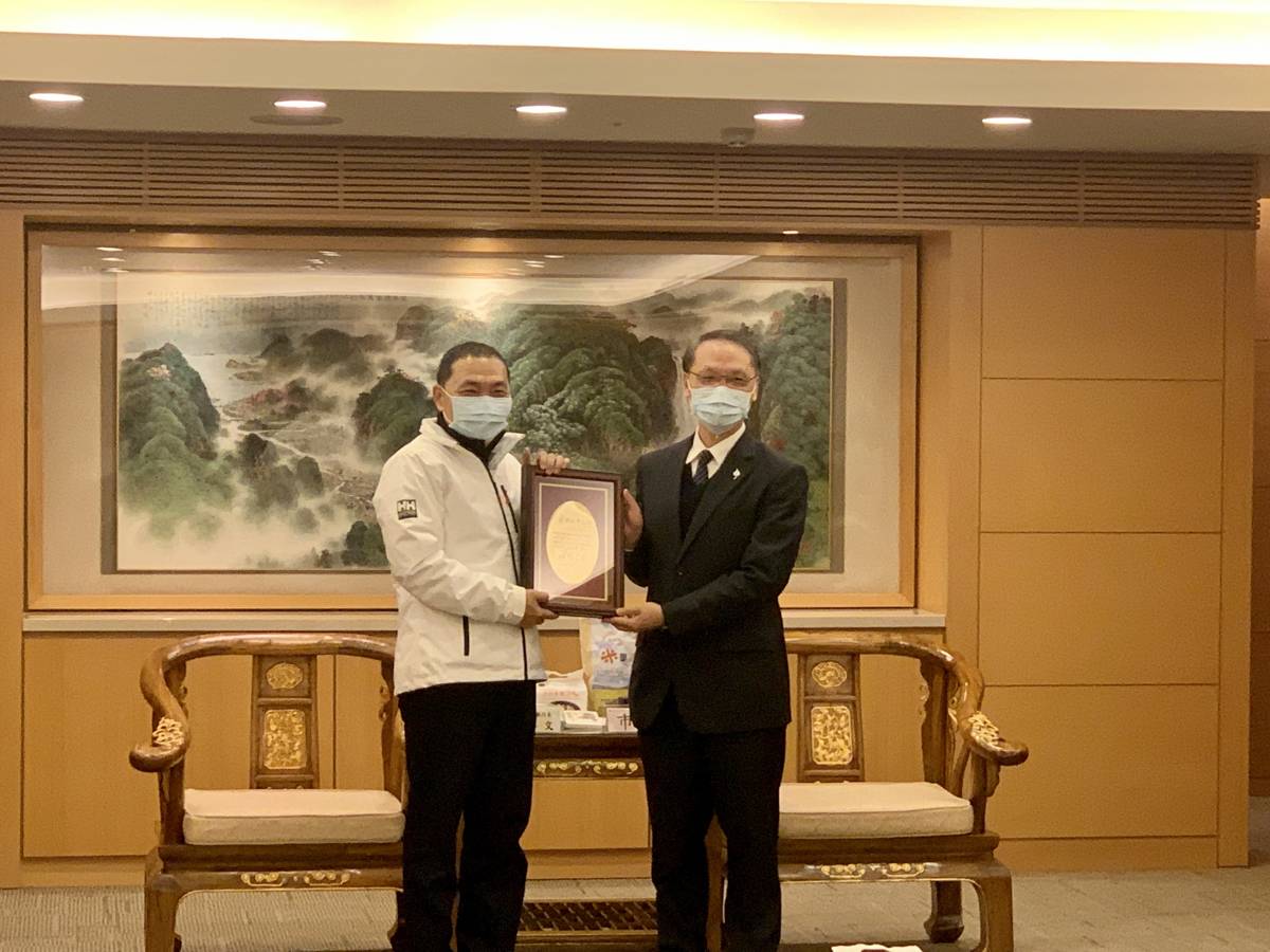新北市長侯友宜贈感謝狀予慈濟基金會