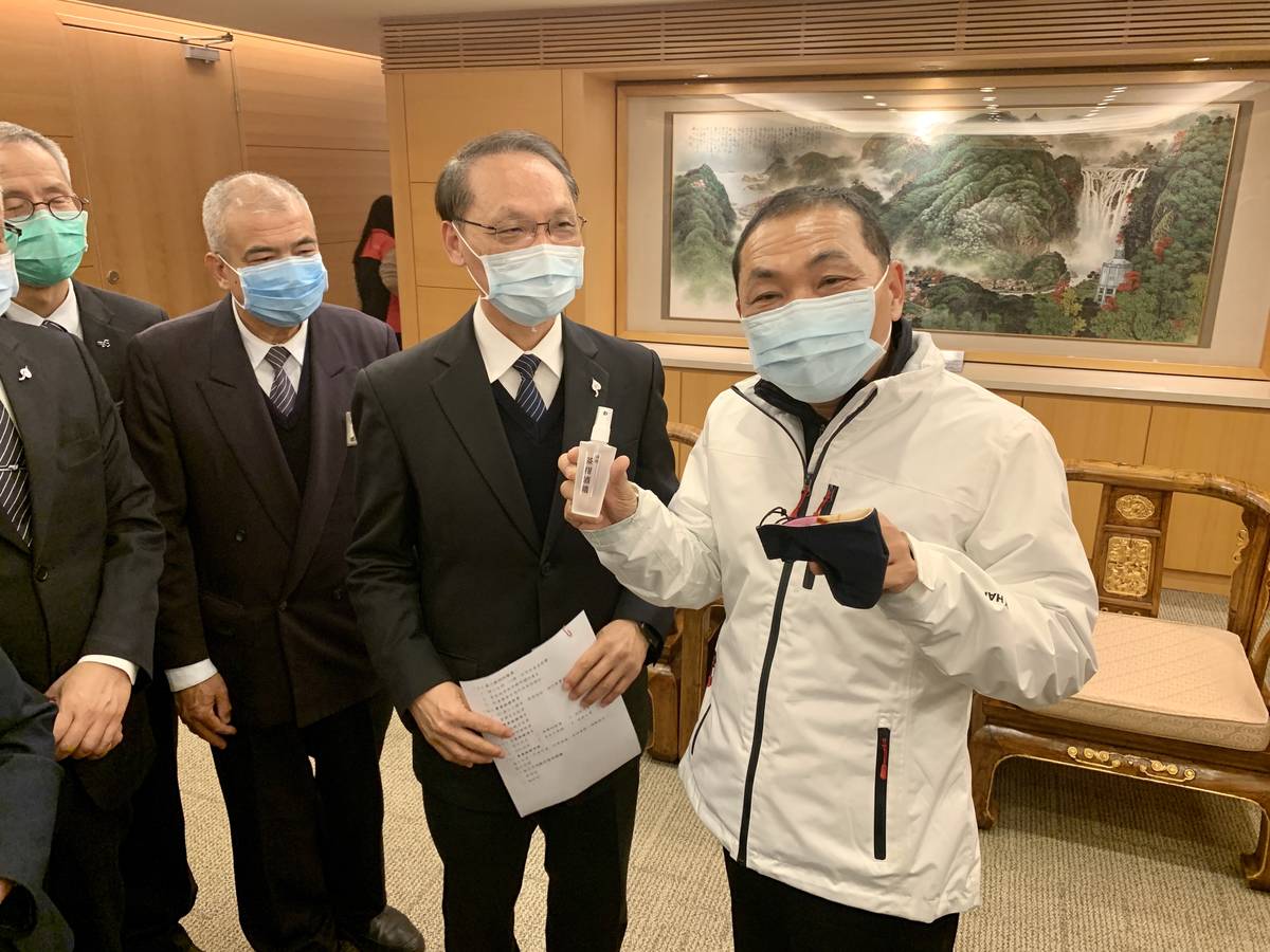 新北市長侯友宜查看「安心祝福包」內容物