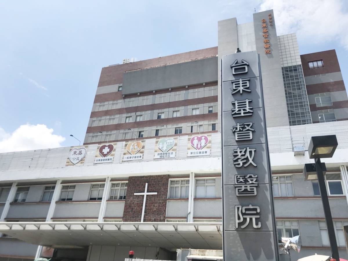 臺東馬偕醫院、臺東基督教醫院今(2)日宣布防疫升級，包含加強落實進出醫院體溫監測、旅遊史調查，及探病、陪病限制，呼籲民眾配合。