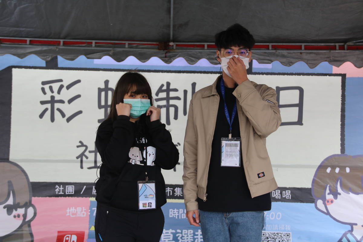 學生示範如何正確穿戴口罩（圖片來源：弘光科技大學公關室）