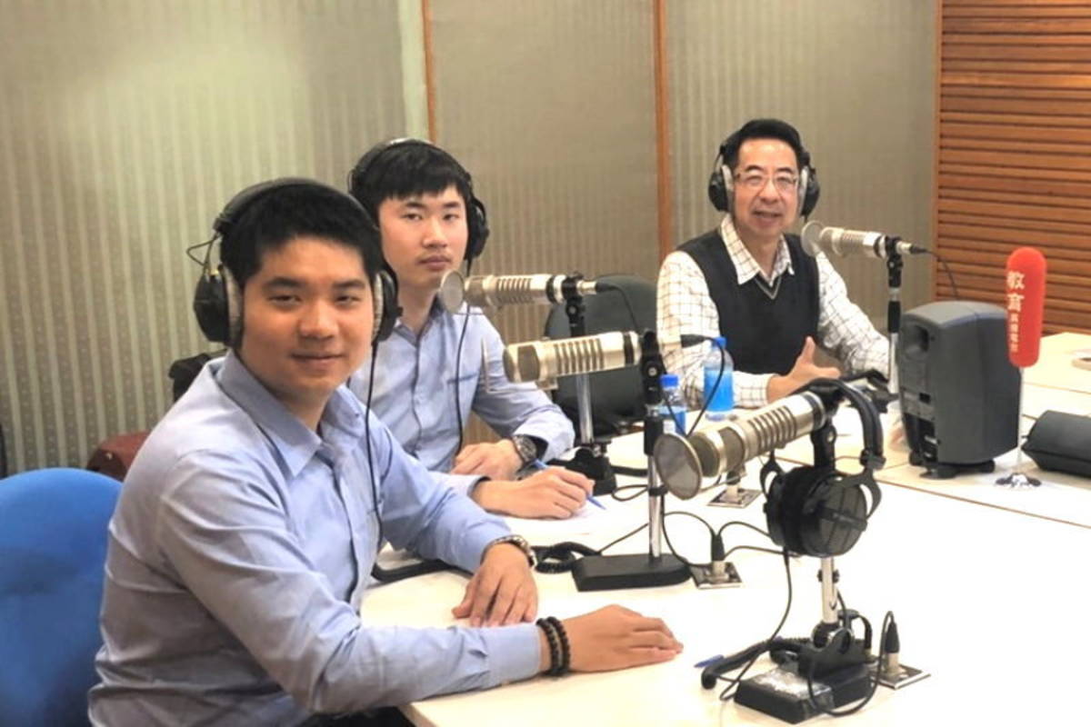 汪琨達（左起）、張宇呈曾是義大「電子系」研究所同學，兩人均很感謝系主任林彥勝的指導。（義守大學提供）