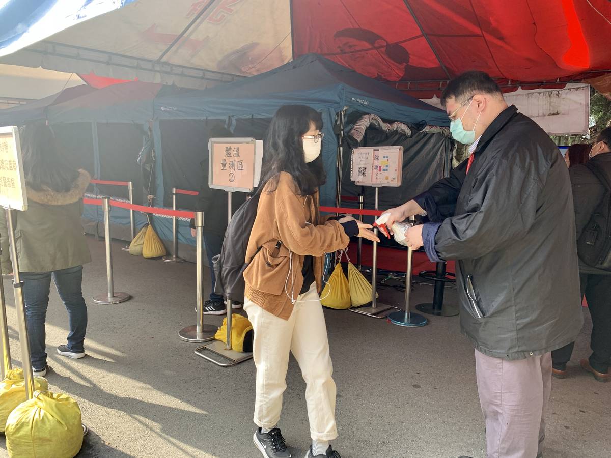 通過體溫量測後進行手部酒精消毒作業