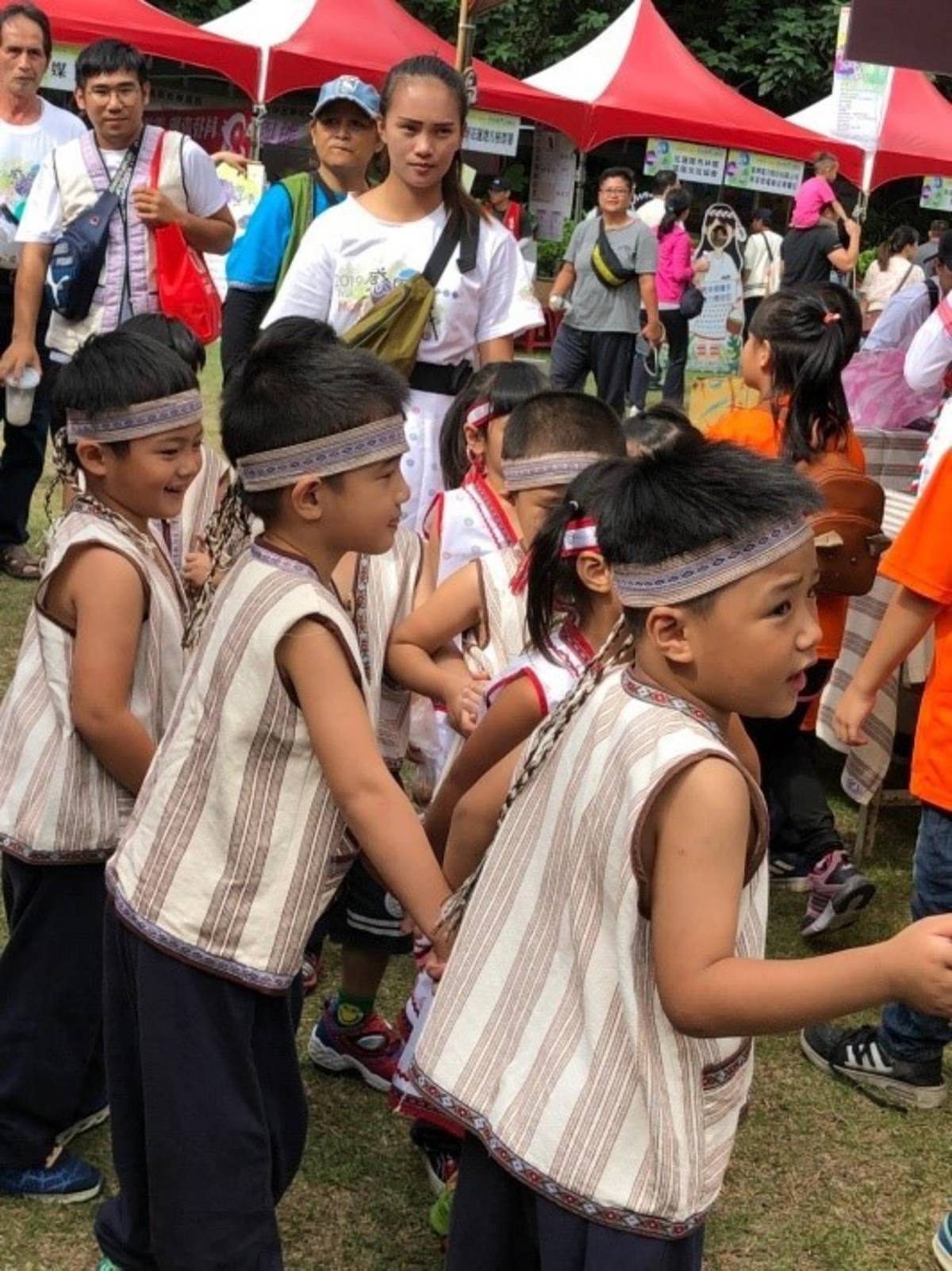 2.《不同生命週期的跨文化照護》參加太魯閣族感恩祭，與原民小朋友互動。.jpg