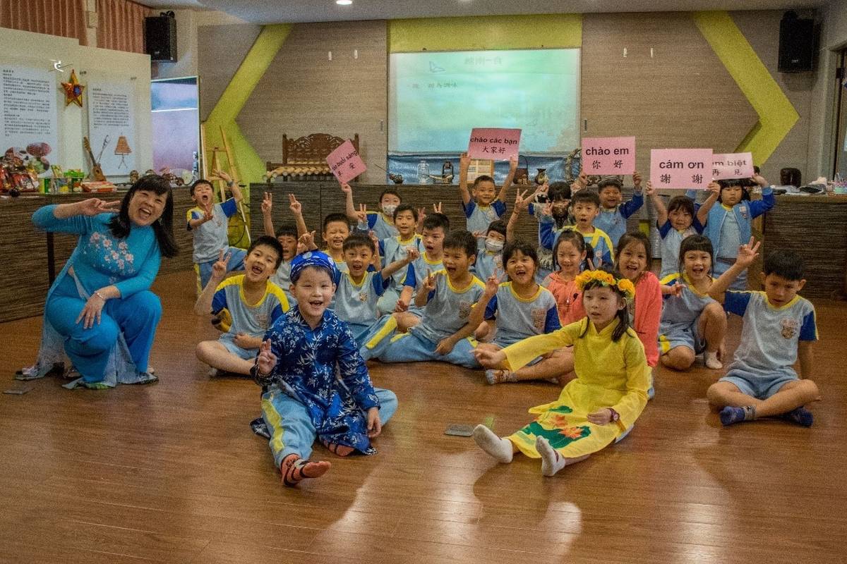 圖2. 楊小梅知道弱勢學童大多生活封閉，缺乏與人互動，因此時常主動找他們聊天，成為孩子們的心靈陪伴.jpg