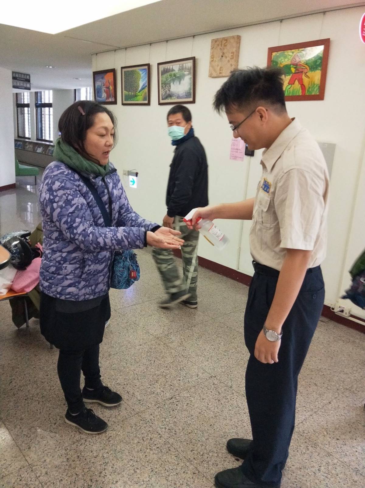 社會處嚴格執行噴消毒水和量額溫的措施