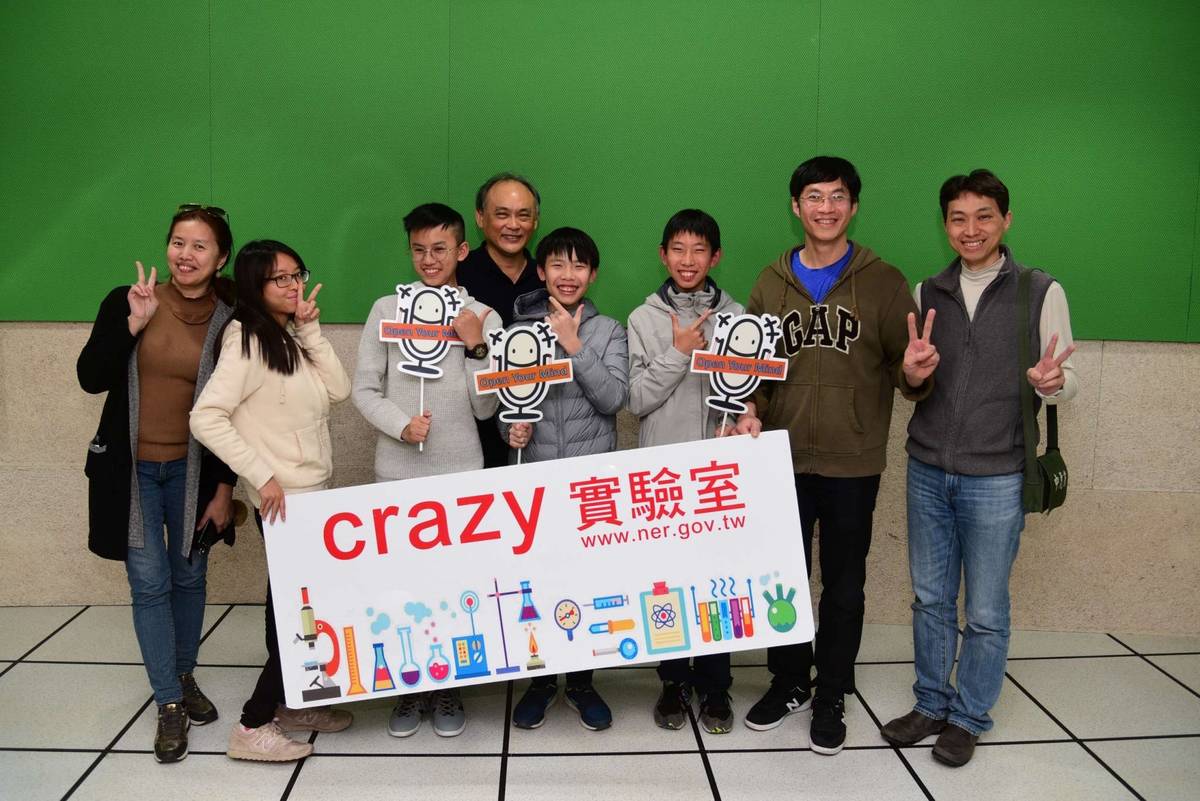 錄音結束團隊與主持人合影