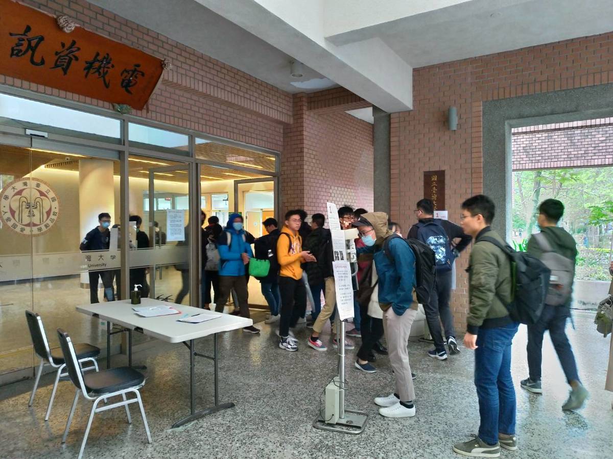 學生自動靠近量測額溫(臺大提供)