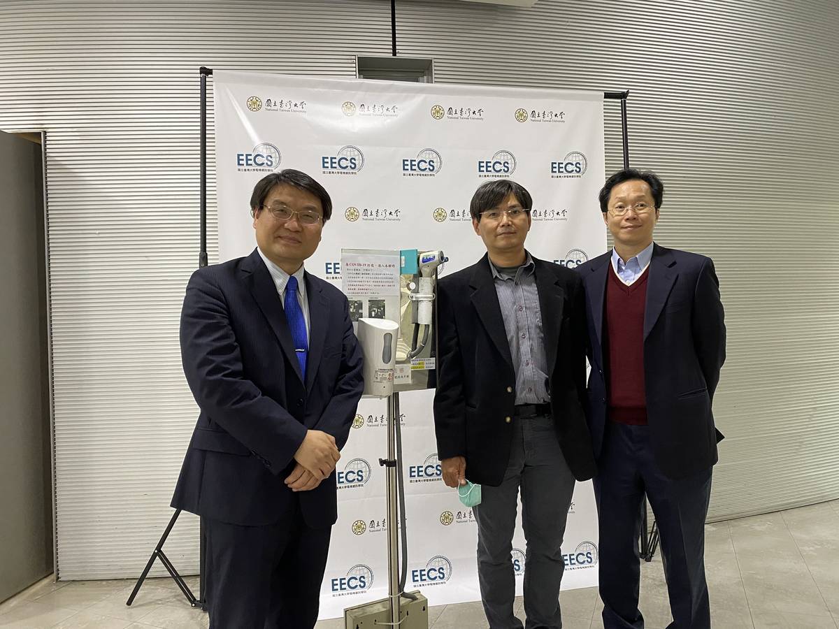 臺大電資學院張耀文院長(左起)、防疫一號、防疫一號設計人劉振森博士、電機系吳忠幟系主任(臺大提供)。