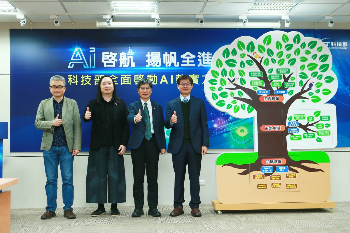 台灣人工智慧實驗室創辦人杜奕瑾、行政院唐鳳政務委員、科技部部長陳良基、政務次長許有進合影(科技部提供)