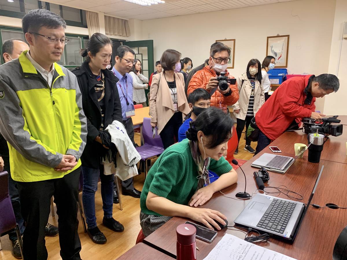 教育局長張明文(左)視察教師線上教學過程